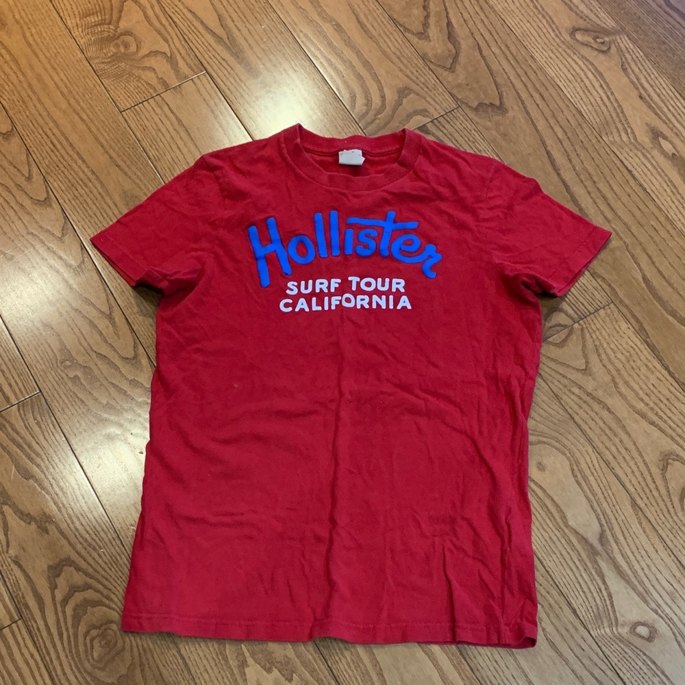 💛2/$20 Hollister Red T-Shirt with Blue Surf Print